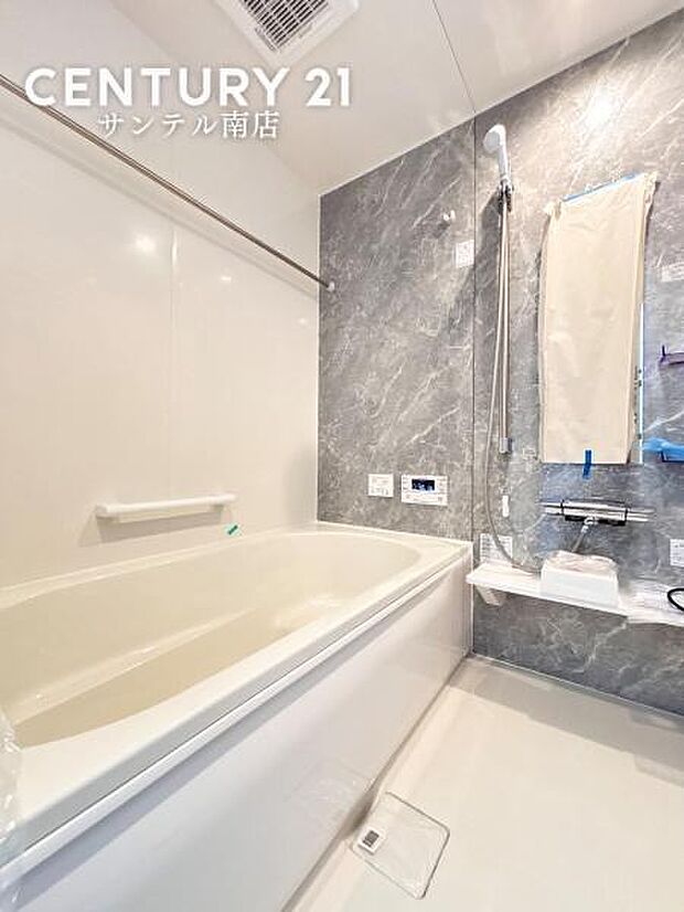 浴室です。足を伸ばして毎日の疲れを癒せる広々1坪タイプです。半身浴もでき、ゆっくりと寛げます。お子様と一緒でも快適に入浴が出来ますね。