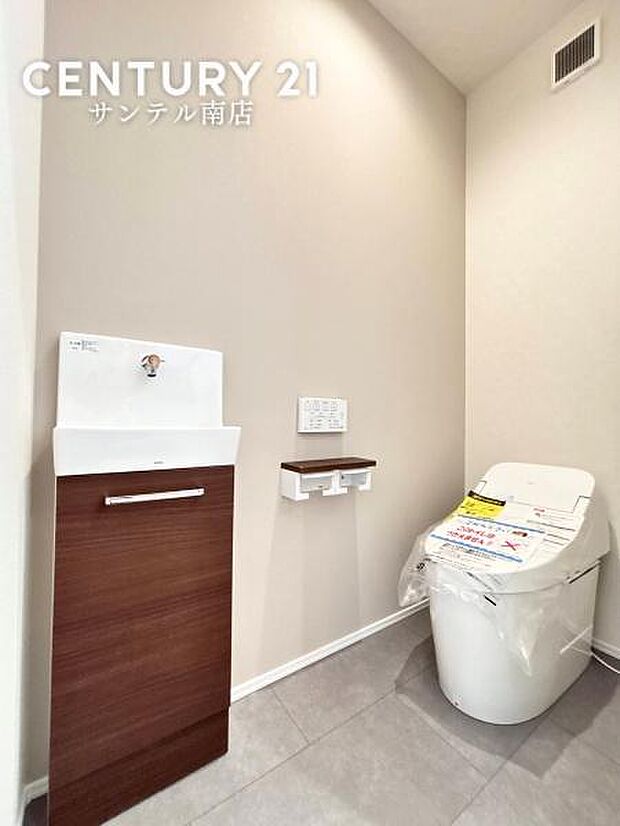 タンクレストイレで洗練された空間に。省スペース&掃除のしやすさで快適な毎日をサポートします。