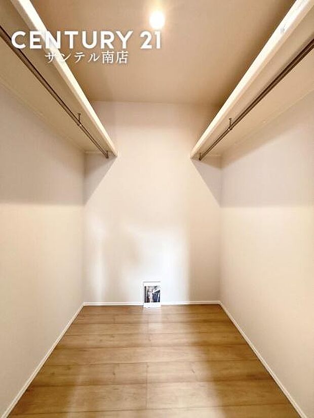 主寝室のウォークインクローゼットです!大容量でご夫婦の荷物がすっぽり入る安心の収納力です(^^♪