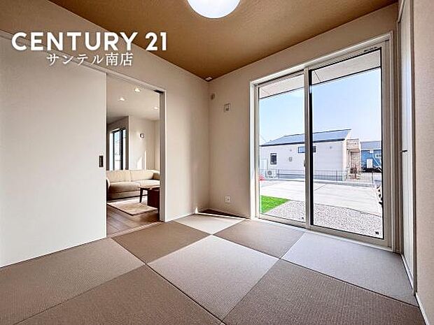 和室です♪リビング横に和室があることで和と洋の雰囲気を味わえ素敵な空間を演出でき、お子様の遊び部屋や客間としても利用できます♪