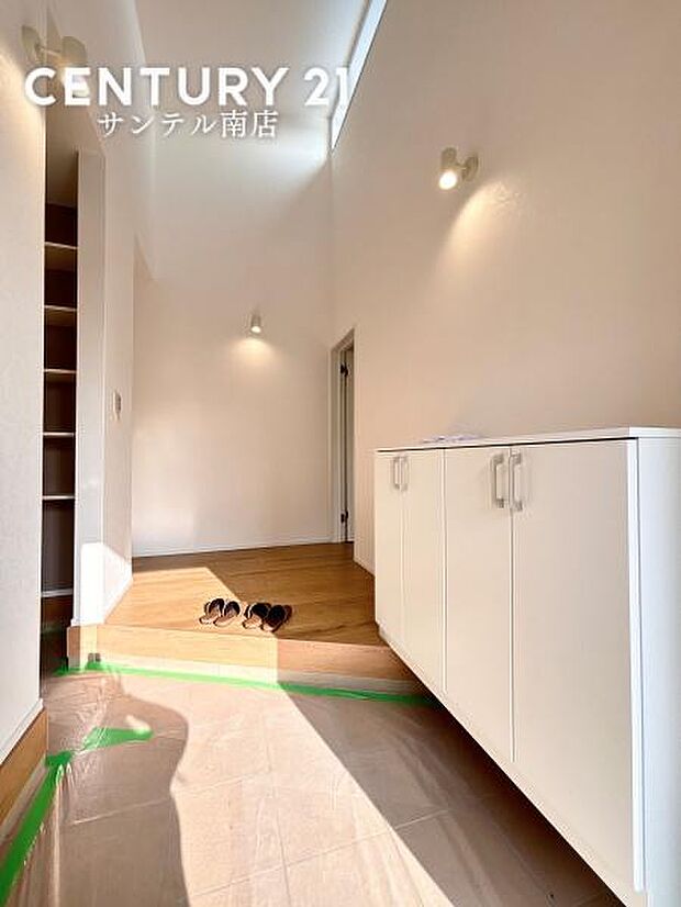 上質な印象を与える玄関タイル張りの玄関は掃除がしやすく、高級感ある落ち着いた雰囲気を演出します。