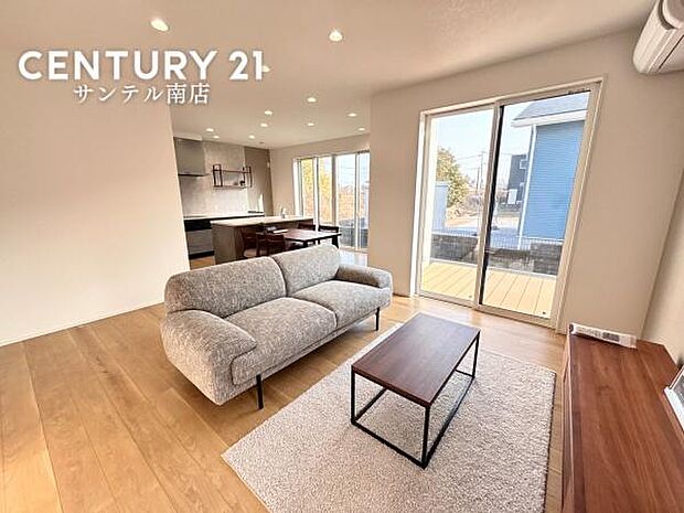 18帖のLDKです♪アイランドキッチンからリビングにいるご家族やお子様の様子が見えるので、コミュニケーションがとりながら、ご家族の大切な時間を共有できるリビングスペースです♪