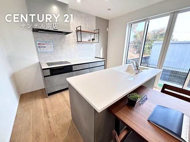 アイランドキッチンからリビングにいるご家族やお子様の様子が見えるので、コミュニケーションがとりながら、ご家族の大切な時間を共有できるキッチンです♪食洗器付きのキッチンで家事の時間も時短できます!