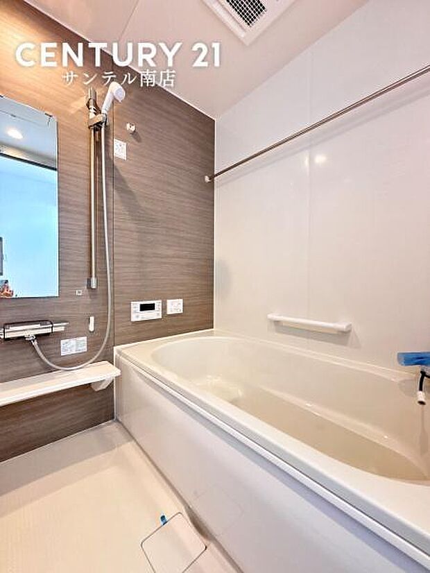 浴室です。足を伸ばして毎日の疲れを癒せる広々1坪タイプです。半身浴もでき、ゆっくりと寛げます。お子様と一緒でも快適に入浴が出来ますね。