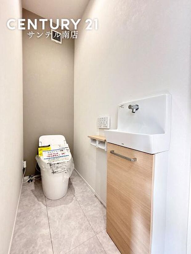 タンクレストイレで洗練された空間に。省スペース&掃除のしやすさで快適な毎日をサポートします。