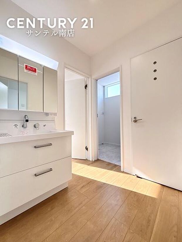 洗面化粧台は収納付きの大きな鏡が付いています♪朝のお忙しい時間帯でも三面鏡の洗面台ならお出かけ前のご準備も手助けしてくれること間違いなし♪