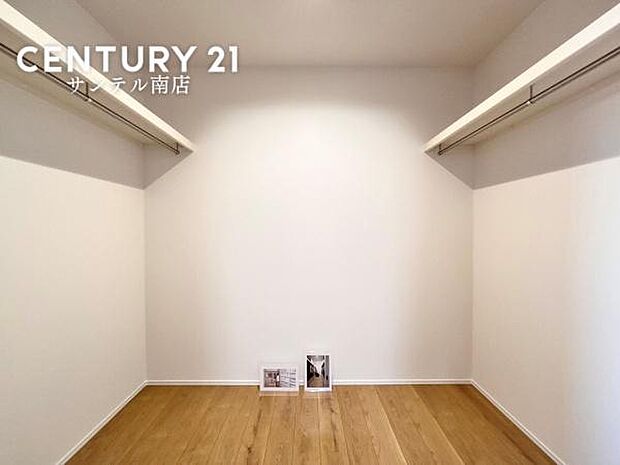 主寝室のウォークインクローゼットです!大容量でご夫婦の荷物がすっぽり入る安心の収納力です(^^♪