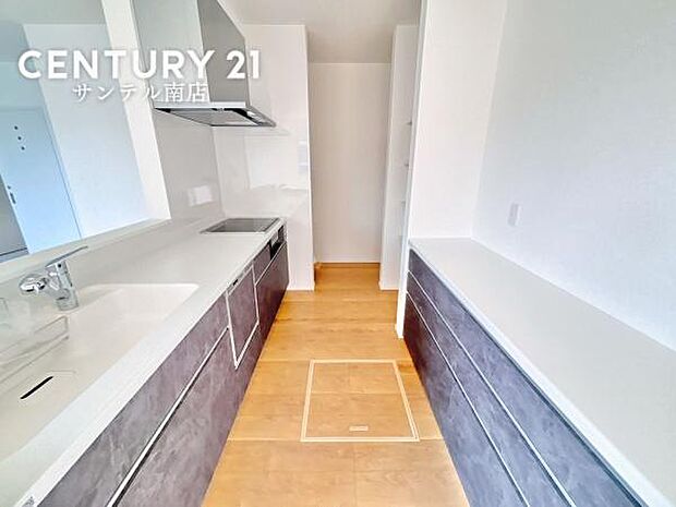 カウンターキッチンからリビングにいるご家族やお子様の様子が見えるので、コミュニケーションがとりながら、ご家族の大切な時間を共有できるキッチンです♪食洗器付きのキッチンで家事の時間も時短できます!