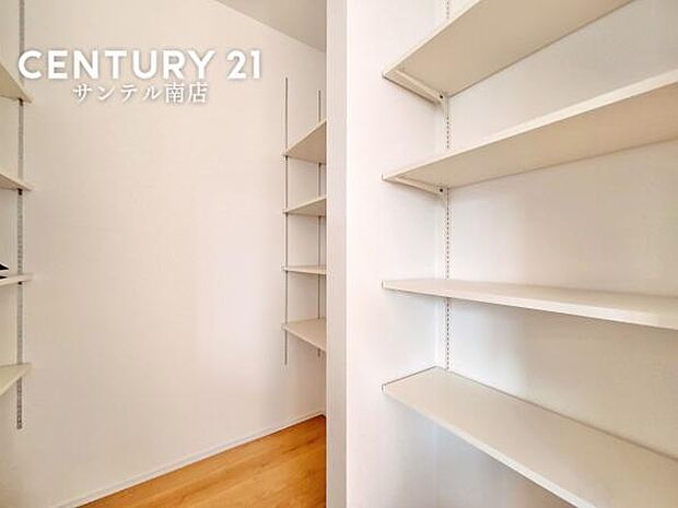 キッチン近くにパントリーを備え、食品や飲料、調理家電をまとめて収納。まとめ買いにも対応でき、作業スペースを広く保てる家事ラク設計です。