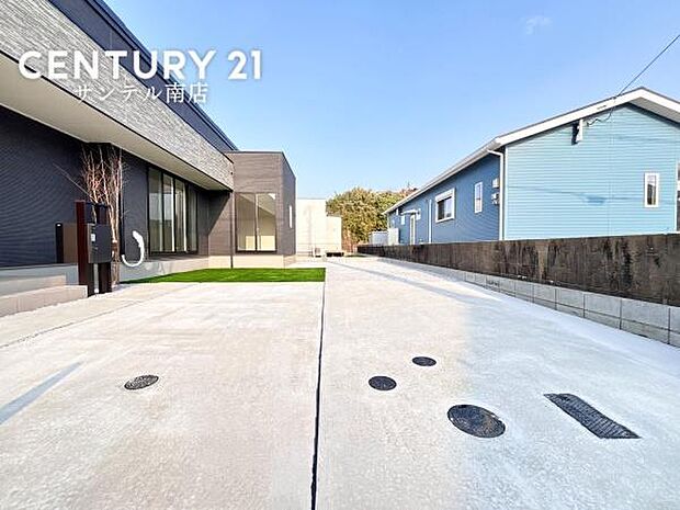 駐車場は3台駐車可能!※車種による。スペースも広く駐車が苦手な方でも楽に駐車可能です(^^♪