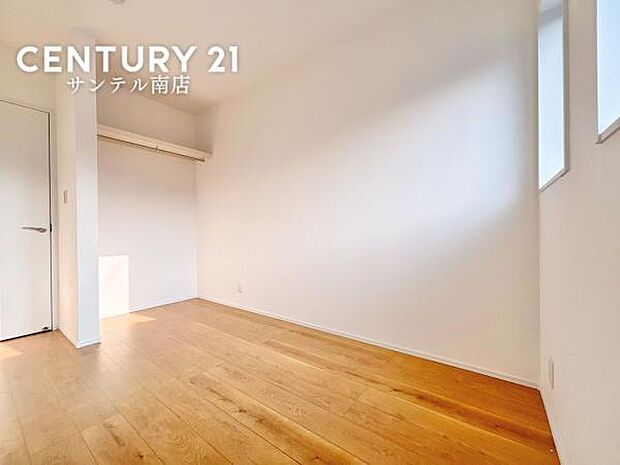 5帖の洋室です♪しっかり日が差し込みますので気持ちの良い目覚めができる素敵な洋室になります♪子供部屋にも十分使える仕様の洋室になっております♪