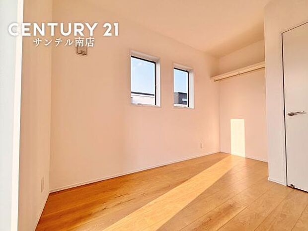 4.5帖の洋室です♪しっかり日が差し込みますので気持ちの良い目覚めができる素敵な洋室になります♪子供部屋にも十分使える仕様の洋室になっております♪