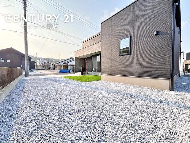 お休みの日はお庭でガーデニングなど、自由に使える素敵なスペースです♪