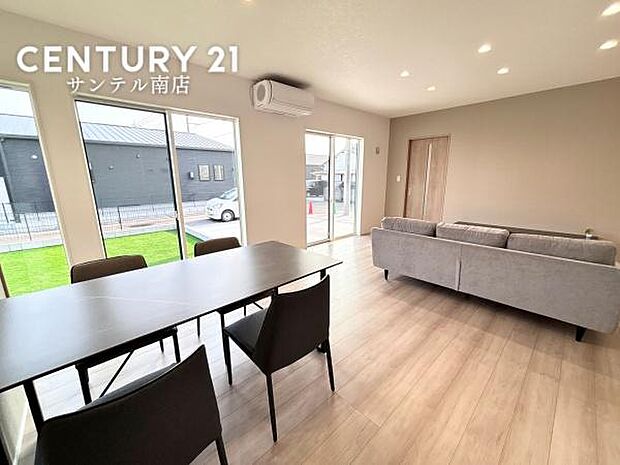 ダイニングスペースも含めてゆとりのあるスペースで、ご家族でお食事や団らんしたり、ゆったりとしたご家族の時間を過ごせます♪