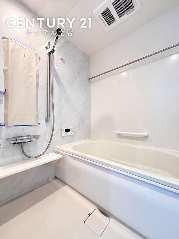 浴室です。足を伸ばして毎日の疲れを癒せる広々1坪タイプです。半身浴もでき、ゆっくりと寛げます。お子様と一緒でも快適に入浴が出来ますね。