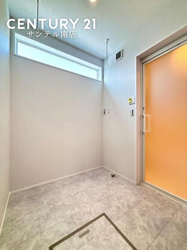 ゆとりある脱衣スペースで家族の入浴時間も快適。収納を設ければタオルや洗濯動線もスッキリ整います。