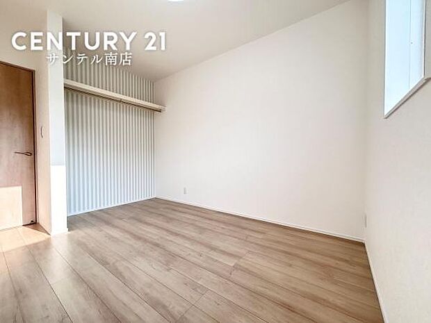 6帖の洋室です♪しっかり日が差し込みますので気持ちの良い目覚めができる素敵な洋室になります♪子供部屋にも十分使える仕様の洋室になっております♪