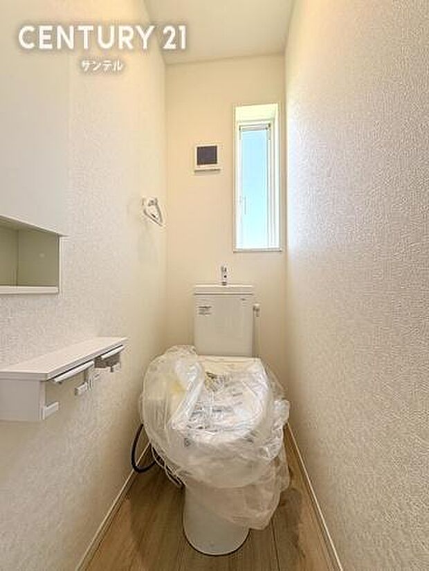 トイレットペーパーや掃除用品を隠してしまえる便利な収納付き。いつでもすっきり綺麗な空間を保てます♪