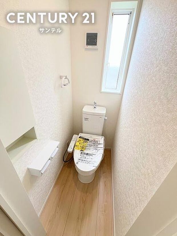 トイレットペーパーや掃除用品を隠してしまえる便利な収納付き。いつでもすっきり綺麗な空間を保てます♪