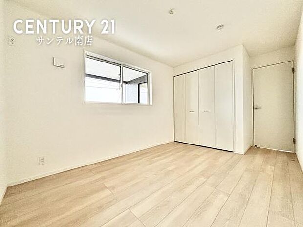 (同仕様写真)子供部屋におすすめのお部屋です。バルコニーにも面しており、布団、毛布類を干すのに最適♪