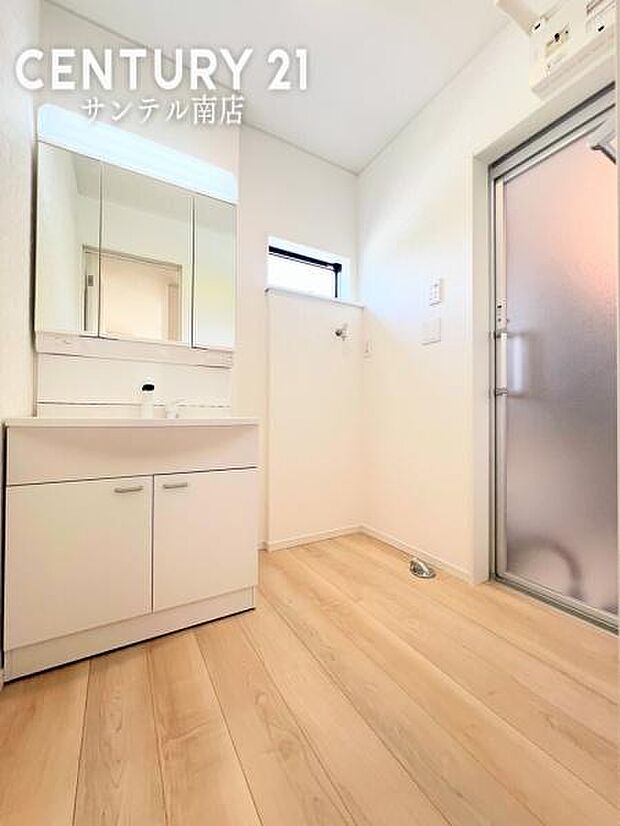 (同仕様写真)洗面脱衣所※モデル写真でございます。色や配置の相違がある場合がございます。三面鏡付きの洗面化粧台は収納力もたっぷりで、細かなアイテムもすっきり整理できます。