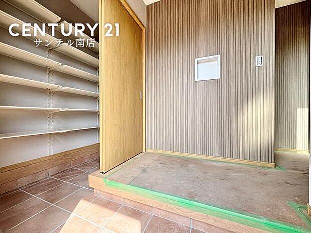シューズインクローク付きで、家族分のシューズはもちろん、ゴルフバックやベビーカーも収納出来ます。