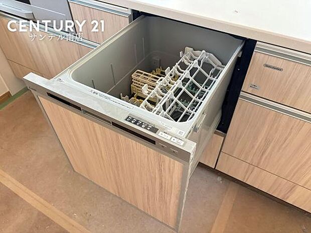 食洗器を完備しており、手間なく食器をきれいに。忙しい日々に便利で、家事の負担を軽減し、時間を有効に使えます。