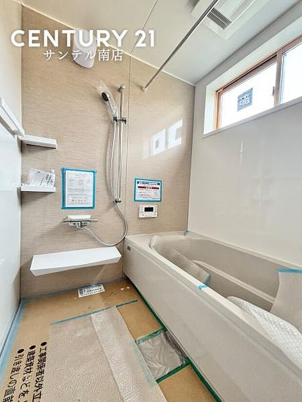 1日の疲れもゆっくり取ることのできる広々とした1坪タイプのシステムバス♪浴室乾燥、涼風、暖房、換気システムが付いておりますので、快適なバスタイムを過ごせます♪