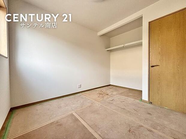 余裕のある洋室です!日当たり、風通し良好です(^^♪クローゼットも完備しております!