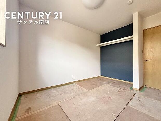 5.5帖の寝室です♪大きな寝具などを置いてもゆとりのありデスクなどを置いたりして趣味なども楽しめます♪しっかり日が差し込みますので気持ちの良い目覚めができる素敵な寝室になります♪