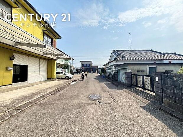 東側前面道路です。