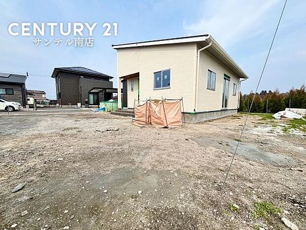 お休みの日は、お庭でガーデニングやDIYなどの趣味に没頭したり、ご家族でバーベキューをしたりと、自由に使える素敵なスペースです♪