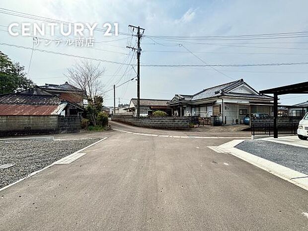 東側前面道路です。