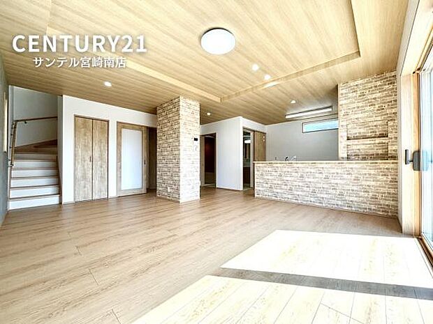 リビングは家具が配置しやすい造りになっております。家族が集まる場所だからこそ、こだわりの家具を置きたいですよね(^^♪折り上げ天井がワンランク上の高級感を演出します。