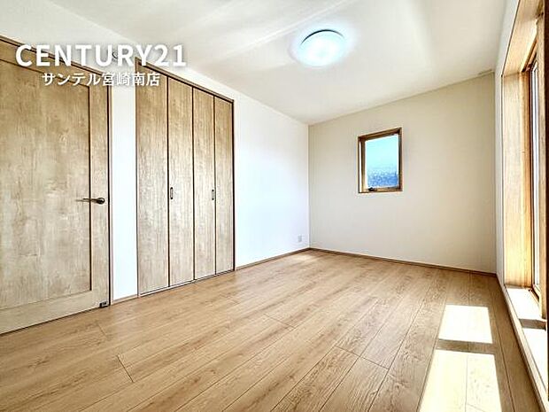 2Fの洋室です。日当たりが良く風通しも良好です。