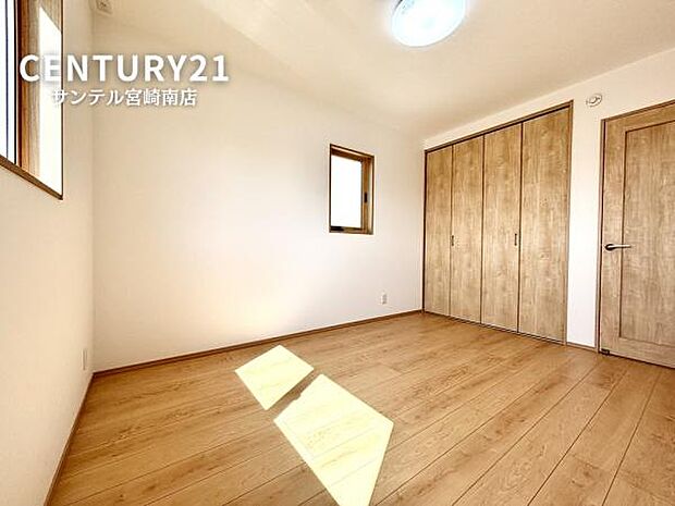 余裕のある洋室です!主寝室にいかがでしょうか♪日当たり、風通し良好です(^^♪大容量のクローゼット収納も完備しております!