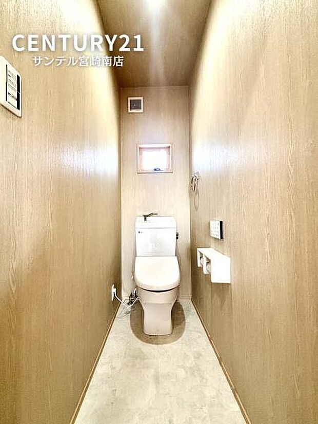 1階のトイレ♪換気できる小窓付きのトイレです!温水洗浄暖房便座でございます(^^♪