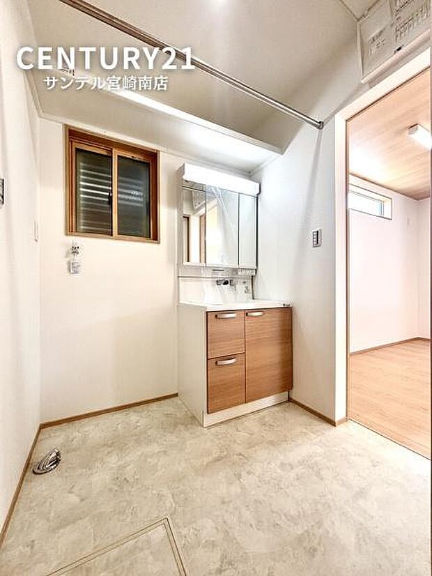 洗面化粧台は収納付きの三面鏡になってます♪朝のお忙しい時間帯でも三面鏡の洗面台ならお出かけ前のご準備も手助けしてくれること間違いなし♪