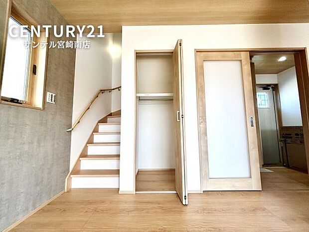 リビング階段横の収納スペース。消耗品、日用品などのまとめ買いなどでも安心して収納できます。