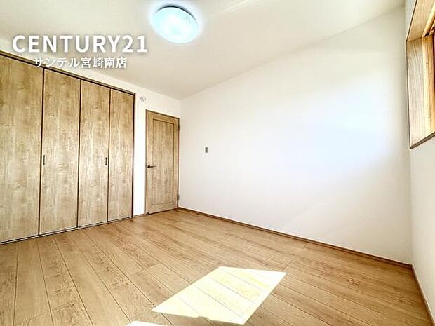 余裕のある洋室です!日当たり、風通し良好です(^^♪クローゼット収納も完備しております!