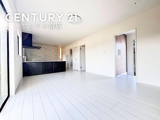 明るく、落ち着きのあるリビング♪ご家族でお食事や団らんしたり、ゆったりとしたご家族の時間を過ごせます♪※モデル写真でございます。色や配置の相違がある場合がございます。