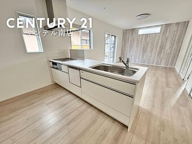 同仕様写真(キッチン)人気のカウンターキッチン。使いやすい動線です。※モデル写真でございます。色や配置の相違がある場合がございます。