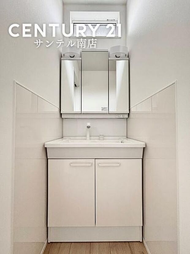 洗面化粧台はデザインと機能性を融合しております!3面鏡タイプで毎朝の身だしなみをチェックできます♪※モデル写真でございます。色や配置の相違がある場合がございます。