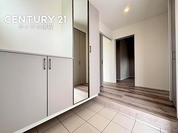 ご新居への出入り口になる明るい玄関には、たくさんの靴を収納できるシューズボックスが付いております♪いつも清潔感のあるすっきりとした玄関スペースを確保できますよ♪