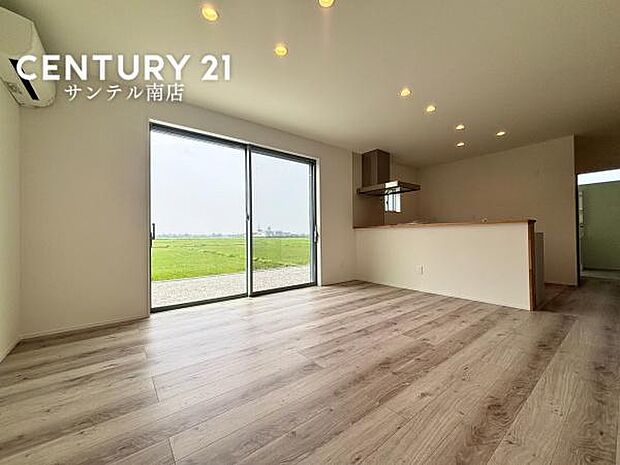 開放感あふれるリビングは、自然光に包まれた明るく心地よい癒しの空間。ダイニングと分かれたレイアウトで、家族がゆったり過ごせるリラックス空間を実現します。
