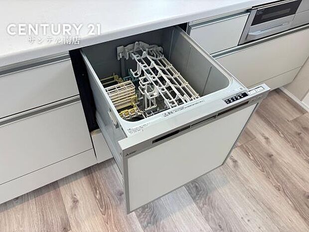 手荒れを防いで、家事の時間も削減できる食洗機付き♪高水温で洗浄をするので、衛生面的にも安心で♪片付けの時短にもなるので大活躍間違いなしです♪