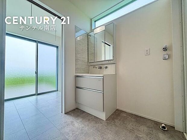 三面鏡付きの洗面化粧台は収納力もたっぷりで、細かなアイテムもすっきり整理できます。