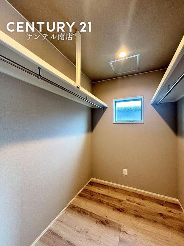 ウォークインクローゼット♪収納力があり、衣類はもちろん、寝具や季節家電もまとめて保管でき、室内を広く快適に使えます。