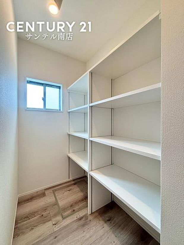 キッチン裏には広々パントリーがございます!