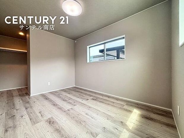 6帖の洋室です♪しっかり日が差し込みますので気持ちの良い目覚めができる素敵な洋室になります♪子供部屋にも十分使える仕様の洋室になっております♪